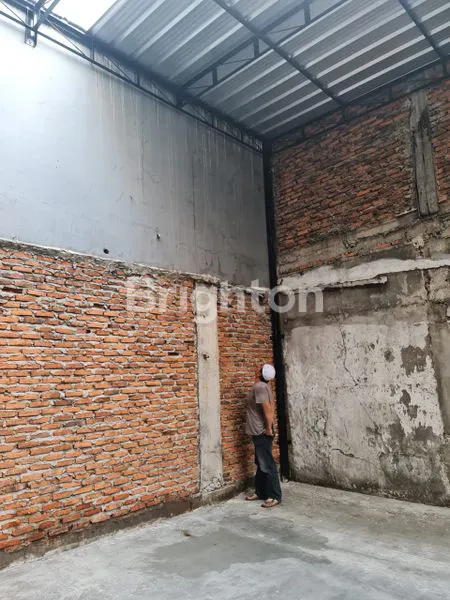 image BANGUNAN EKS GUDANG 1 LANTAI DI PINGGIR JALAN CIPUTAT RAYA, KEBAYORAN LAMA – COCOK UNTUK RUKO ATAU KOST, HARGA 3,5 M\N (5)