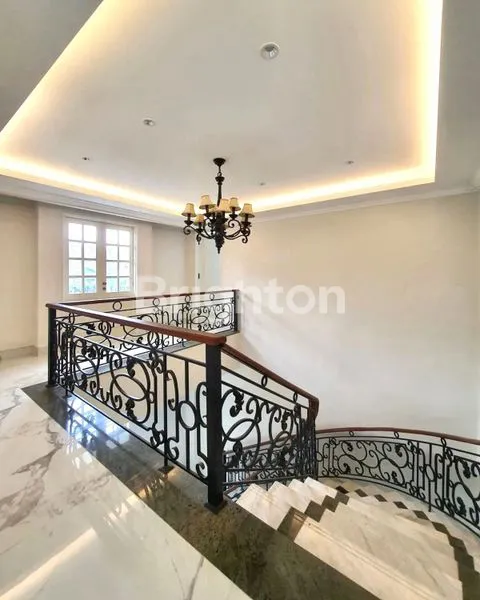 image RUMAH MEWAH DESAIN AMERICAN CLASSIC DI ARTERI PONDOK INDAH JAKARTA SELATAN, LOKASI PREMIUM HARGA 12 M NEGO\N (7)
