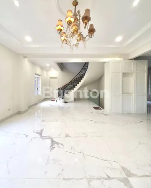 image RUMAH MEWAH DESAIN AMERICAN CLASSIC DI ARTERI PONDOK INDAH JAKARTA SELATAN, LOKASI PREMIUM HARGA 12 M NEGO\N (3)