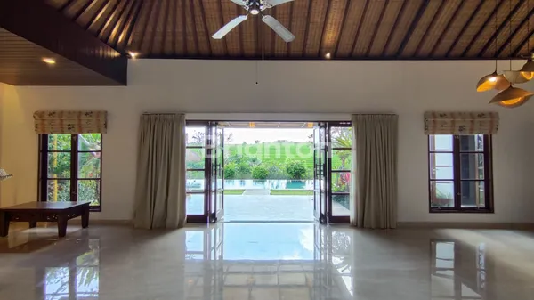 image LUXURIOUS VILLA IN PERERENAN WITH STUNNING RICE FIELD VIEW (5)