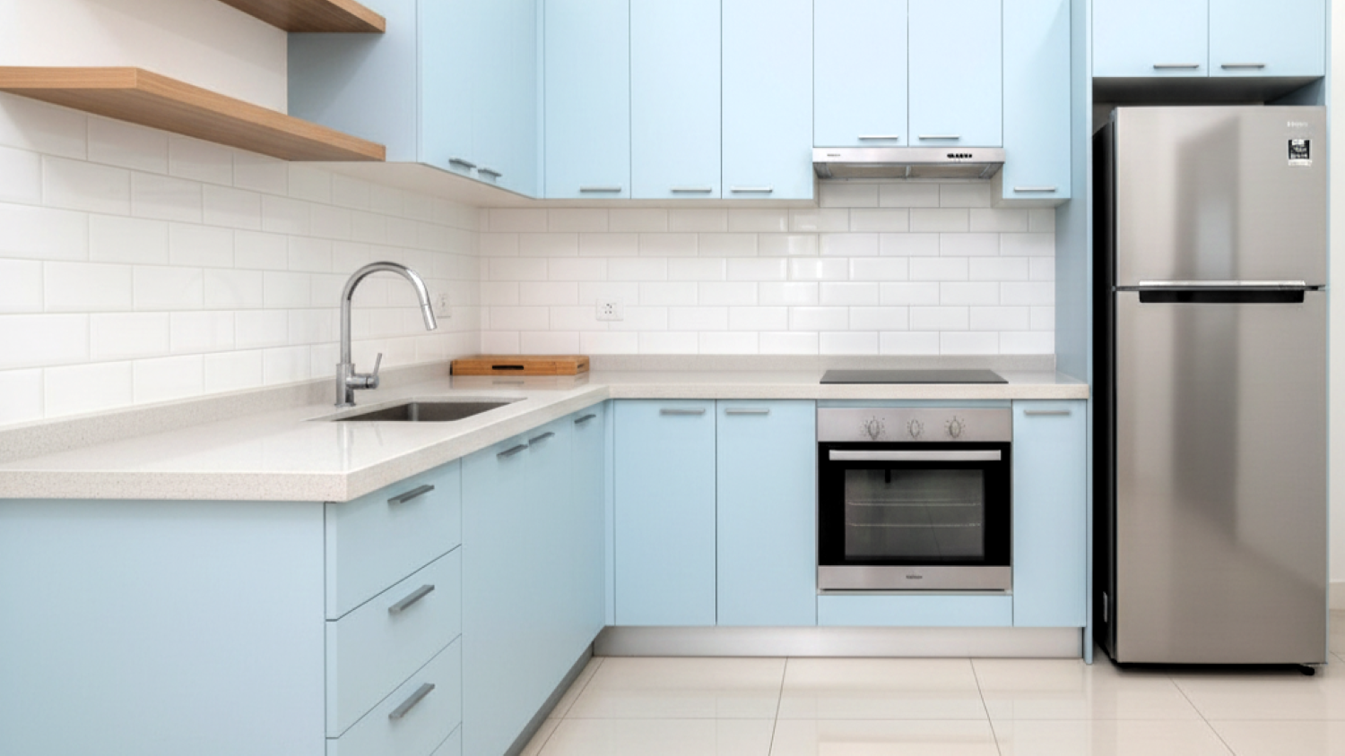 perpaduan warna biru muda desain rumah 9 kamar mandi dapur