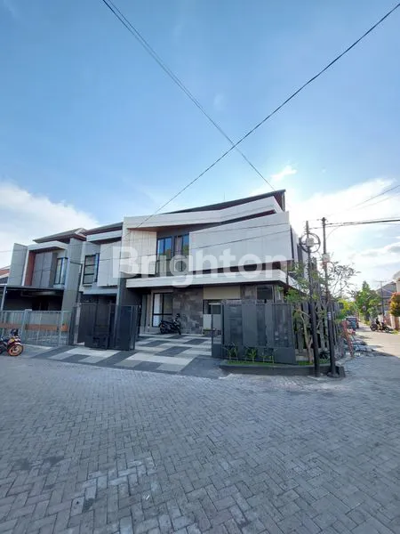 image RUMAH BARU 2 LANTAI MANYAR INDAH, SURABAYA TIMUR. AKSES MUDAH KE PUSAT KOTA DEKAT RAYA MANYAR - RAYA NGAGEL JAYA - RAYA KERTAJAYA INDAH - RAYA MANYAR KERTOARJO - RAYA KLAMPIS JAYA - RAYA NGINDEN - RUMAH SAKIT PREMIER SURABAYA - KAMPUS UNTAG, DLL. (2)