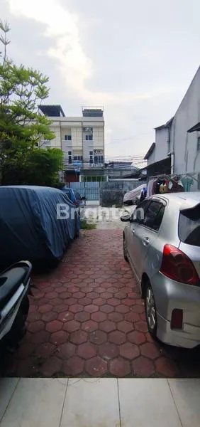 image RUMAH SATU LANTAI LAHAN PARKIR LUAS DAN GUDANG LOKASI JELAMBAR JAKARTA BARAT (5)