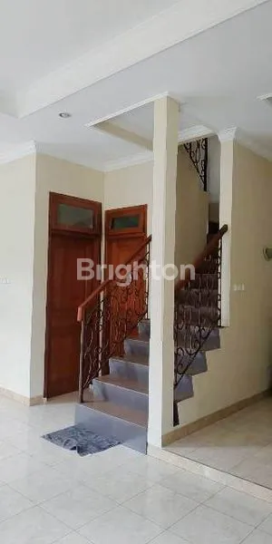 image DIJUAL RUMAH HOEK  2 1/2 LANTAI CANTIK  DALAM CLUSTER KOTA WISATA CIBUBUR (5)