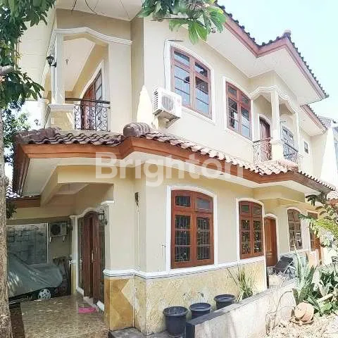 image DIJUAL RUMAH HOEK  2 1/2 LANTAI CANTIK  DALAM CLUSTER KOTA WISATA CIBUBUR (2)