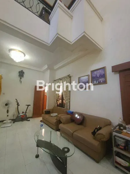 image RUMAH SEWA JEMURSARI 2 LANTAI CLASSIC STYLE SEMI FURNISHED CANTIK TERAWAT SELANGKAH KE RAYA JEMURSARI ROW JALAN LEBAR (4)