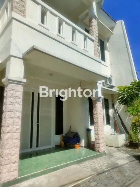 image RUMAH SEWA JEMURSARI 2 LANTAI CLASSIC STYLE SEMI FURNISHED CANTIK TERAWAT SELANGKAH KE RAYA JEMURSARI ROW JALAN LEBAR (2)