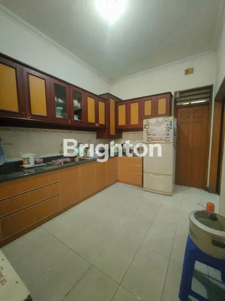 image RUMAH SEWA JEMURSARI 2 LANTAI CLASSIC STYLE SEMI FURNISHED CANTIK TERAWAT SELANGKAH KE RAYA JEMURSARI ROW JALAN LEBAR (5)