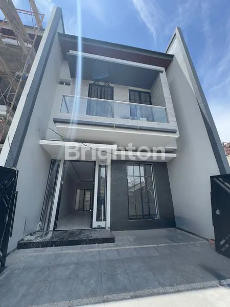 image RUMAH 2 LANTAI GRESS APIK BARU, MANYAR KERTOADI DEKAT KE GALAXY MALL DAN BCA GALAXY MERR (2)