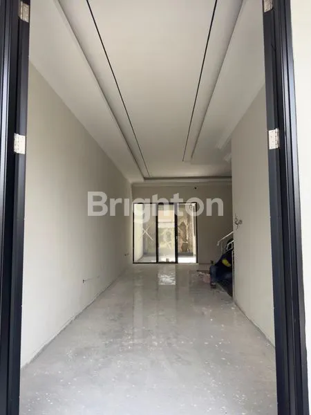 image RUMAH 2 LANTAI GRESS APIK BARU, MANYAR KERTOADI DEKAT KE GALAXY MALL DAN BCA GALAXY MERR (3)