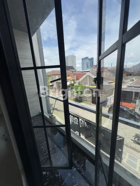 image RUMAH 2 LANTAI GRESS APIK BARU, MANYAR KERTOADI DEKAT KE GALAXY MALL DAN BCA GALAXY MERR (4)