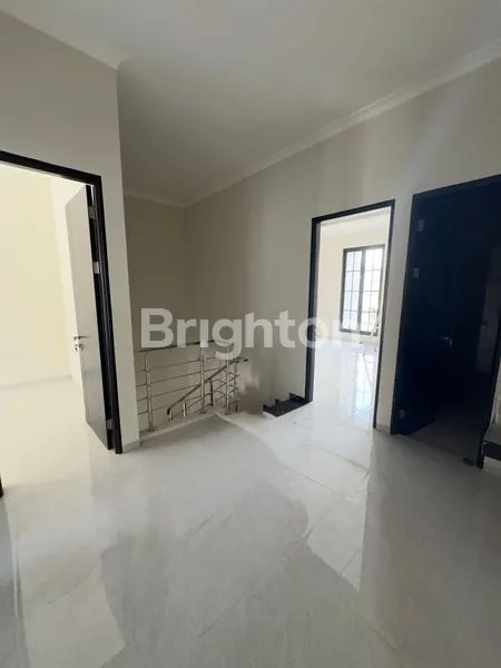 image RUMAH 2 LANTAI GRESS APIK BARU, MANYAR KERTOADI DEKAT KE GALAXY MALL DAN BCA GALAXY MERR (6)