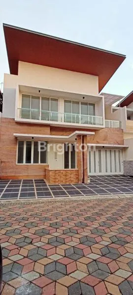 image RUMAH MEWAH TENGAH KOTA (1)