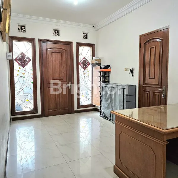 image DIJUAL CEPAT! RUMAH MEWAH 2 LANTAI DI DAERAH TAMAN HOLIS INDAH SIAP HUNI DENGAN MATERIAL PILIHAN (NEGO KERAS!) (4)