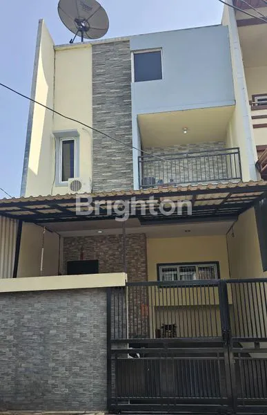 image RUMAH SIAP HUNI 2,5 LANTAI  TAMAN SEMANAN JAKARTA BARAT (1)