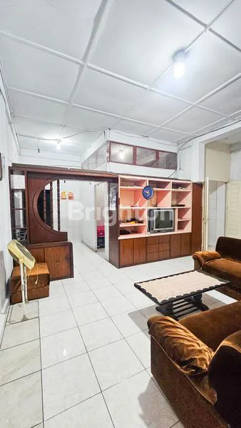 image RUMAH 2 LANTAI FULL FURNISHED SIAP HUNI DI INTI KOTA MEDAN - LOKASI SANGAT STRATEGIS, TINGGAL JALAN KAKI KE PAJAK BERUANG, DAERAH SEKITAR JL GAJAH - SAMPALI MEDAN (2)