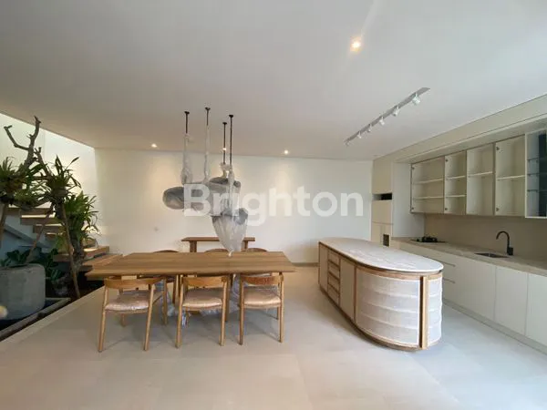 RUMAH 2 LANTAI BANGUNAN BARU DENGAN DESAIN SERTA FURNISHED YANG AESTHETIC DAN COZY LINGKUNGAN TENANG DAN AMAN LOKASI STRATEGIS