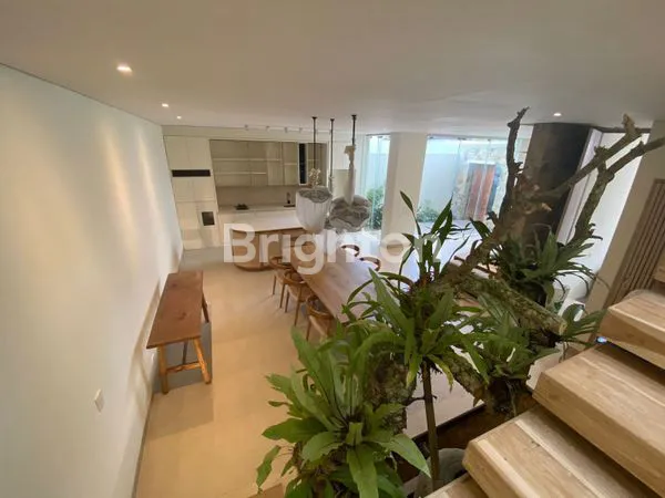 image RUMAH 2 LANTAI BANGUNAN BARU DENGAN DESAIN SERTA FURNISHED YANG AESTHETIC DAN COZY LINGKUNGAN TENANG DAN AMAN LOKASI STRATEGIS (4)