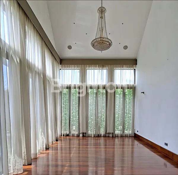 image RUMAH MEWAH FULL FASILITAS PRIME LOCATION DAERAH JALAN JENDERAL SUDIRMAN (5)