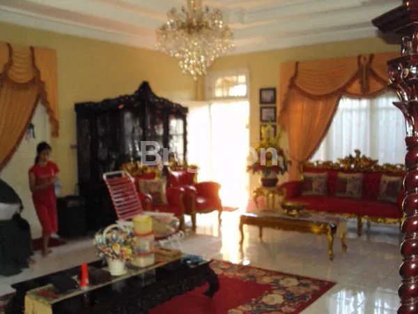 image RUMAH  CLASIC MEWAH DI TENGAH KOTA PEKANBARU DENGAN TANAH YANG LUAS  (5)