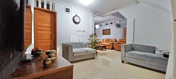 image RUMAH 2 LANTAI FULL FURNISHED LOKASI STRATEGIS DI KALIDERES JAKARTA BARAT (5)