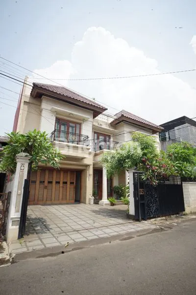 image RUMAH 3.5 LANTAI CLASIC TROPIS SLIPI JAKARTA BARAT (2)