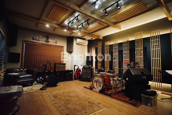 image RUMAH 3.5 LANTAI CLASIC TROPIS SLIPI JAKARTA BARAT (4)