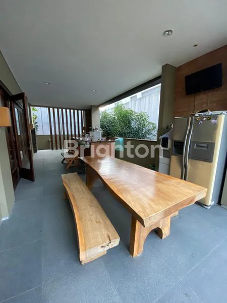 image DIJUAL FULL FURNISHED RUMAH MEWAH ASRI TERAWAT YANG LOKASINYA DI DAERAH SETIABUDI, BANDUNG UTARA\N (4)