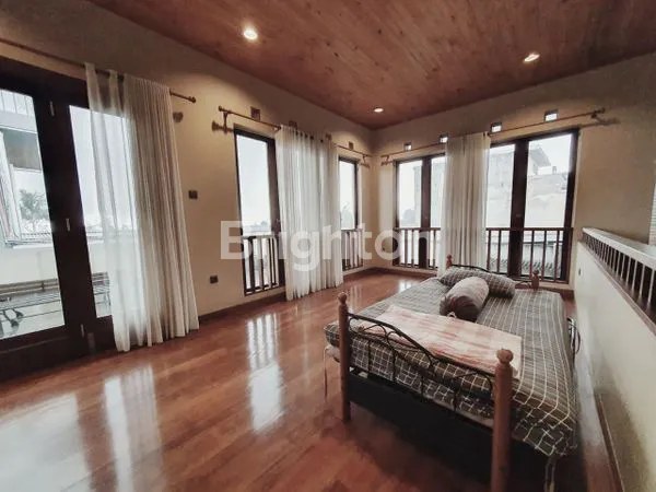 image DIJUAL FULL FURNISHED RUMAH MEWAH ASRI TERAWAT YANG LOKASINYA DI DAERAH SETIABUDI, BANDUNG UTARA\N (8)