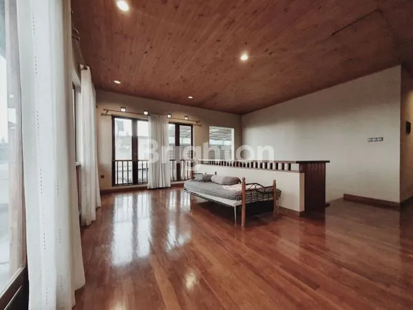 image DIJUAL FULL FURNISHED RUMAH MEWAH ASRI TERAWAT YANG LOKASINYA DI DAERAH SETIABUDI, BANDUNG UTARA\N (5)