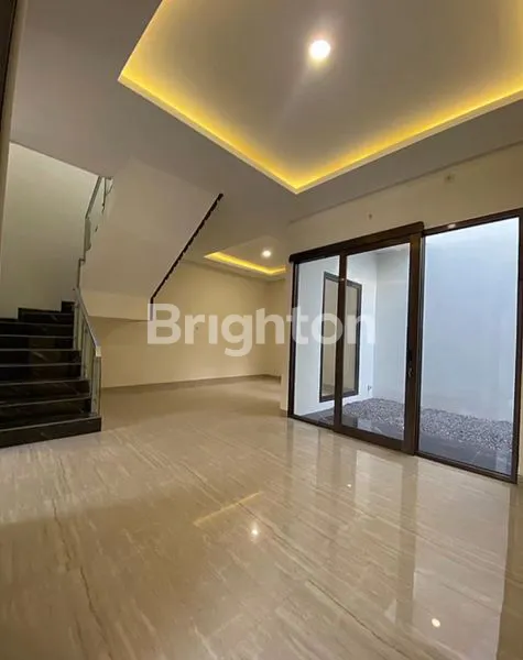 image RUMAH BARU 2 LANTAI CITRALAND UTAMA, SURABAYA BARAT. DEKAT PUSAT KULINER GWALK - SEKOLAH CIPUTRA - RADIAL ROAD - KEDUBES US - PUSAT KOMERSIAL TELAGA UTAMA - PUSAT KOMERSIAL NIAGA GAPURA - KAMPUS UNESA - PAKUWON MALL - GRAHA FAMILI - WISATA BUKIT MAS - WIY (3)