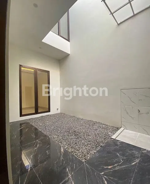 image RUMAH BARU 2 LANTAI CITRALAND UTAMA, SURABAYA BARAT. DEKAT PUSAT KULINER GWALK - SEKOLAH CIPUTRA - RADIAL ROAD - KEDUBES US - PUSAT KOMERSIAL TELAGA UTAMA - PUSAT KOMERSIAL NIAGA GAPURA - KAMPUS UNESA - PAKUWON MALL - GRAHA FAMILI - WISATA BUKIT MAS - WIY (5)