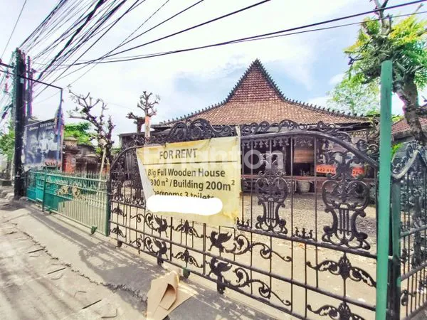 image SEWA RUMAH STRATEGIS DI JL. BYPASS NGURAH RAI, DENPASAR TIMUR — LOKASI SUPER PREMIUM, HARGA TERBAIK! (1)