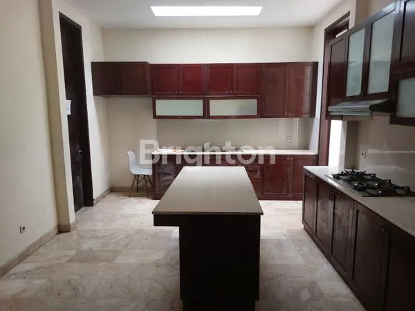 image RUMAH MEWAH HARGA BAWAH PASARAN HALAMAN LUAS DI KEMANG TIMUR JAKARTA SELATAN (3)