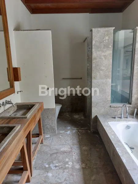 image RUMAH MEWAH HARGA BAWAH PASARAN HALAMAN LUAS DI KEMANG TIMUR JAKARTA SELATAN (8)