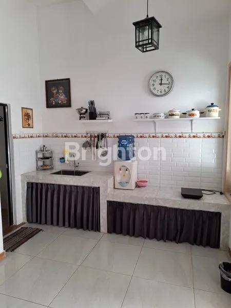 image RUMAH MODERN ELEGAN TERAWAT DAN SIAP HUNI STRATEGIS DEKAT UPN POLTEK PELAYARAN TOLL JUANDA UINSA DAN PETRA ACYTIA DAN RAYA MERR (7)