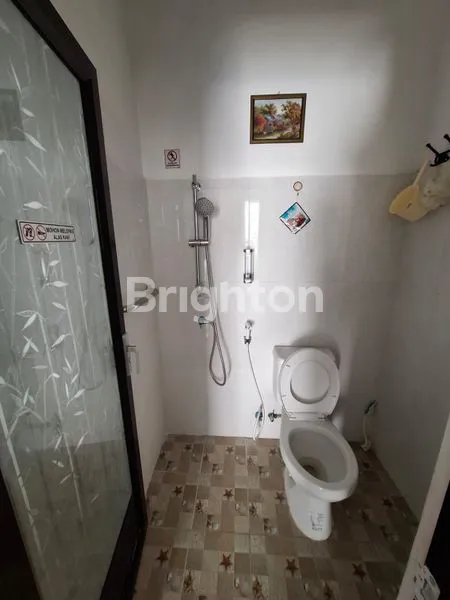 image RUMAH MODERN ELEGAN TERAWAT DAN SIAP HUNI STRATEGIS DEKAT UPN POLTEK PELAYARAN TOLL JUANDA UINSA DAN PETRA ACYTIA DAN RAYA MERR (5)