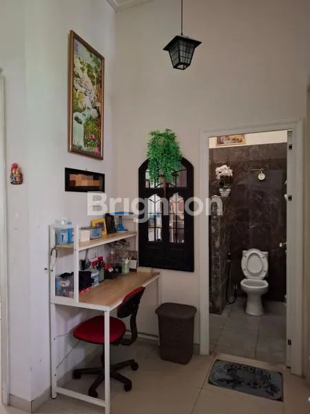 image RUMAH MODERN ELEGAN TERAWAT DAN SIAP HUNI STRATEGIS DEKAT UPN POLTEK PELAYARAN TOLL JUANDA UINSA DAN PETRA ACYTIA DAN RAYA MERR (3)