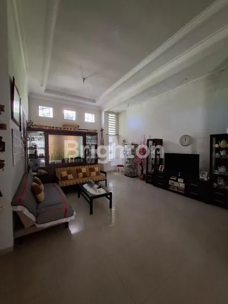 image RUMAH MODERN ELEGAN TERAWAT DAN SIAP HUNI STRATEGIS DEKAT UPN POLTEK PELAYARAN TOLL JUANDA UINSA DAN PETRA ACYTIA DAN RAYA MERR (1)