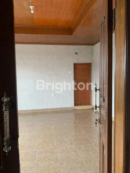 image RUMAH 3 LANTAI MEWAH DI JL. RATNA SARI (3)