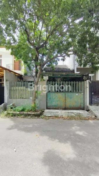 image RUMAH TUA HITUNG TANAH SAJA PERUMAHAN TAMAN ARIES JAKARTA BARAT RUMAH DALAM KOMPLEK DEPAN TAMAN BERMAIN UKURAN 5 X 21 M2 HADAP UTARA ROW JALAN 2 MOBIL NEGO (1)