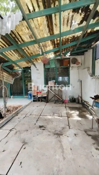 image RUMAH TUA HITUNG TANAH SAJA PERUMAHAN TAMAN ARIES JAKARTA BARAT RUMAH DALAM KOMPLEK DEPAN TAMAN BERMAIN UKURAN 5 X 21 M2 HADAP UTARA ROW JALAN 2 MOBIL NEGO (2)