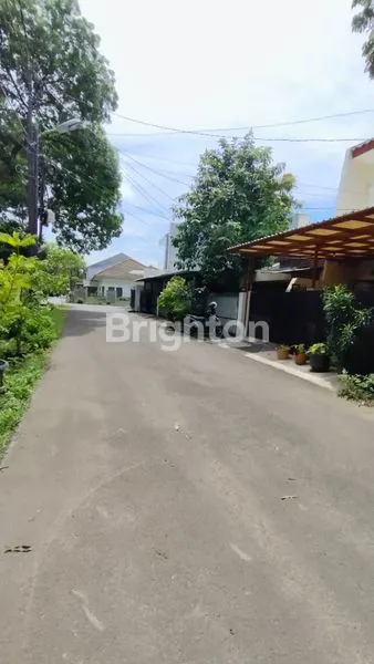 image RUMAH TUA HITUNG TANAH SAJA PERUMAHAN TAMAN ARIES JAKARTA BARAT RUMAH DALAM KOMPLEK DEPAN TAMAN BERMAIN UKURAN 5 X 21 M2 HADAP UTARA ROW JALAN 2 MOBIL NEGO (7)