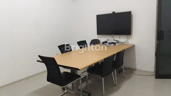 image GEDUNG KANTOR DAN WORKSHOP 2 LT DIAREA STRATEGIS YANG SIAP PAKAI TERLETAK DIDAERAH MANYAR (2)