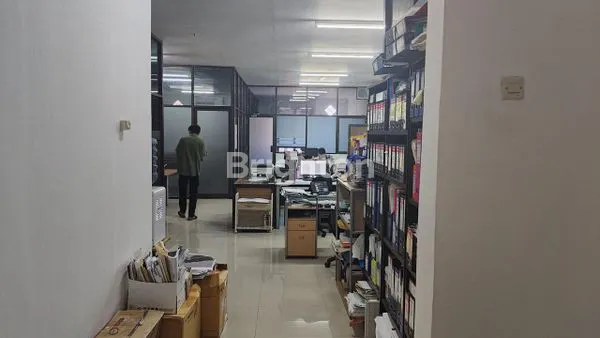 image GEDUNG KANTOR DAN WORKSHOP 2 LT DIAREA STRATEGIS YANG SIAP PAKAI TERLETAK DIDAERAH MANYAR (8)