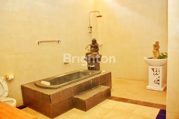 image VILLA MEWAH FULL FURNISH DENGAN LUAS TANAH 300 M2 DI LOKASI STRATEGIS - SANUR, DENPASAR SELATAN, BALI (4)