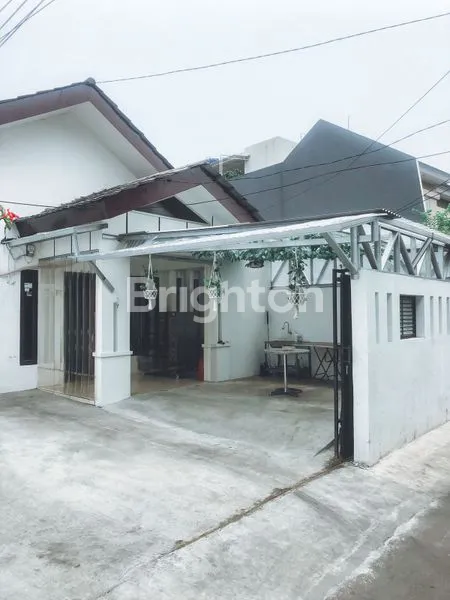RUMAH DI GANDARIA KEBAYORAN BARU DEKAT MRT