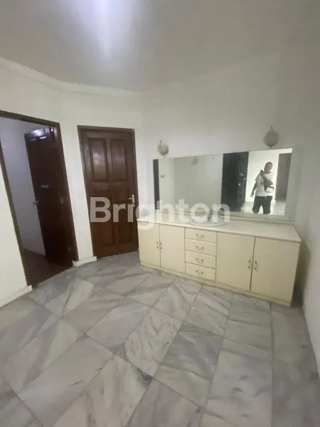 image RUMAH SEWA LOKASI STRATEGIS 2LT DGN SWIMMING POOL HARGA 400JT NEGO. (4)