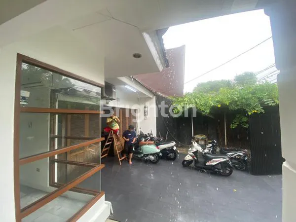 image RUMAH SEWA LOKASI STRATEGIS 2LT DGN SWIMMING POOL HARGA 400JT NEGO. (2)
