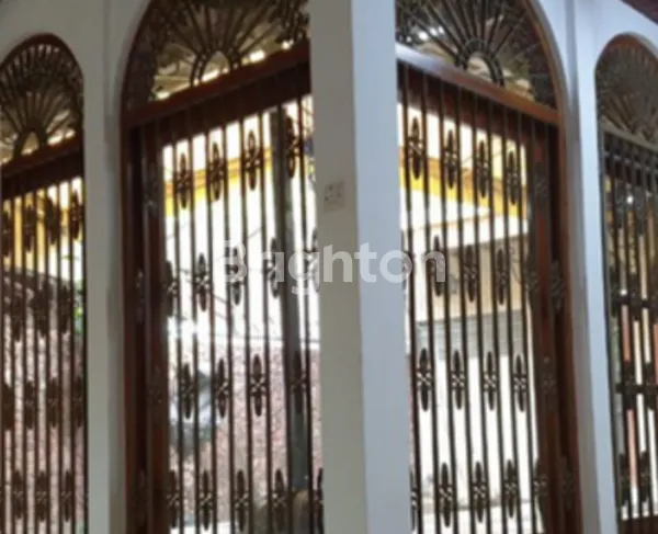 image HUNIAN NYAMAN & TERAWAT DESAIN UNIK SPANYOL DI SURABAYA SELATAN (5)